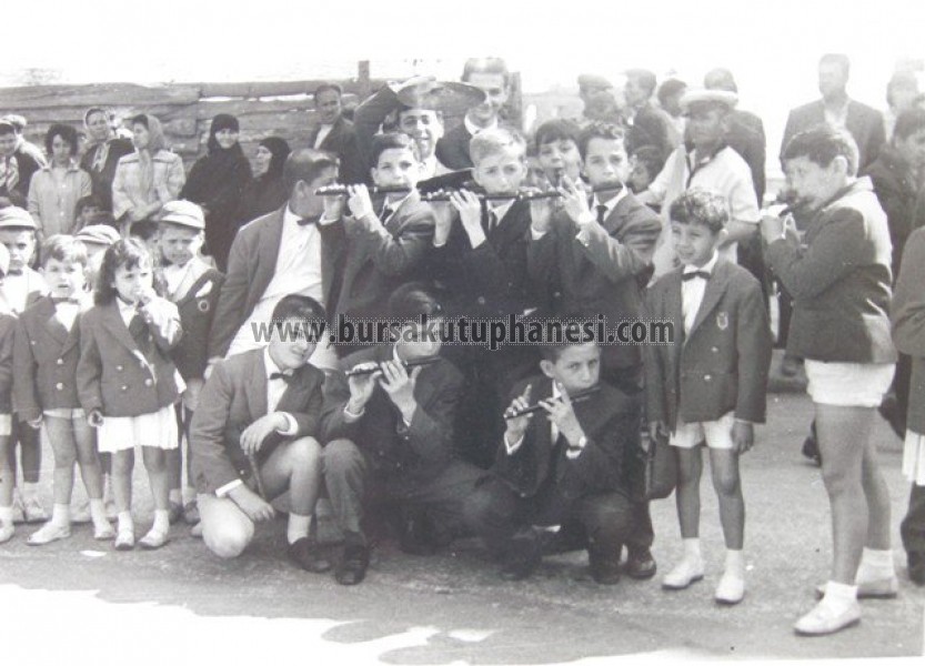 Özel Yeni Okul flütçüleri 1962 23 Nisanında geçit 