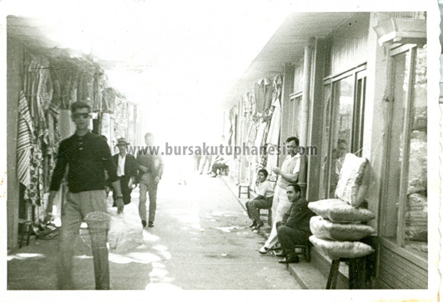 1958-Kapalicarsi-yangini-sonrasi-belediyenin-Kozahanin-onundeki-Orhan-Parkina-kurdugu-dukkanlar