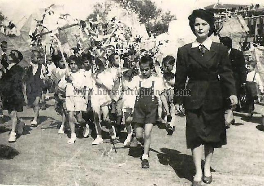 1950 yılı Sevim Ertekin 23 Nisan töreninde
