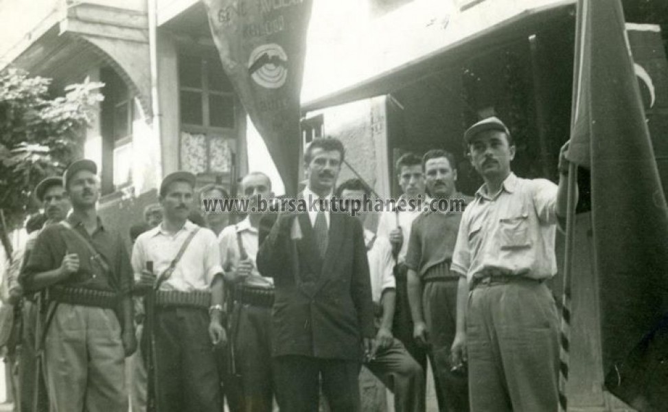 11 eylül 1956 bursanın kurtluş bayramı resmi geçit öncesi emirsultan avcılar kulübü.
