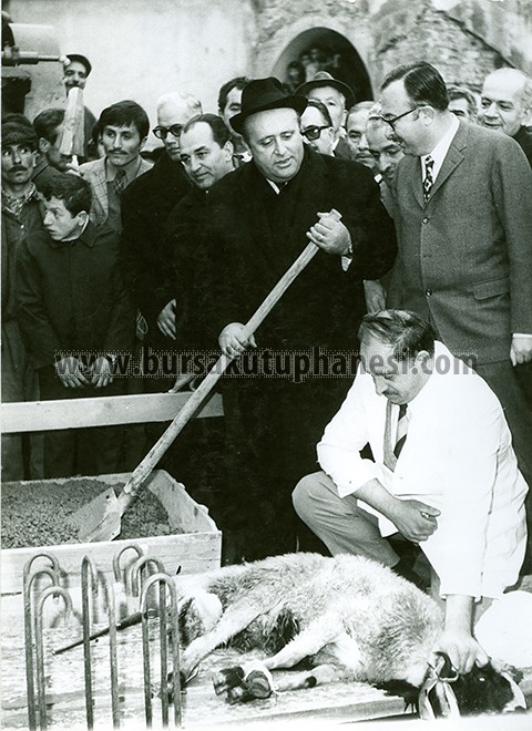 2-Kozahanin-altindaki-BTSO-binasinin-temel-atma-toreni1970
