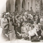 1954 Haşim İşan İlkokulu bahçesinde Öğretmenler misafir Pakistan bando şefiyle 