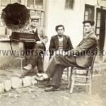 Tirilye'de bir esnaf dükkanı önünde, 1940'lı yıllar.
