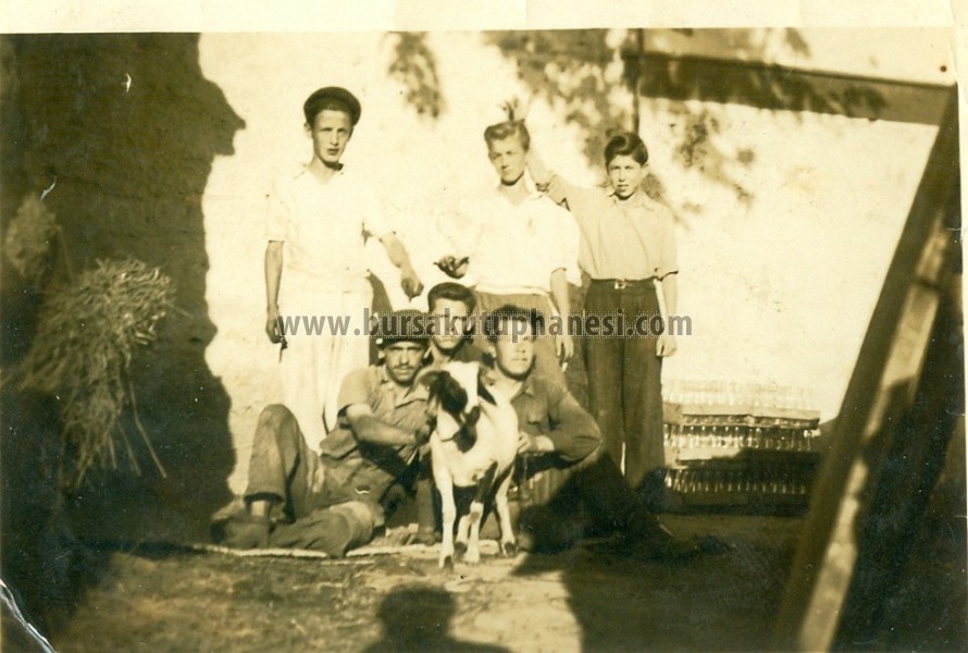 Berber-Tahsin-Arpaeken-ve-arkadaslari-Talimhanede-1938