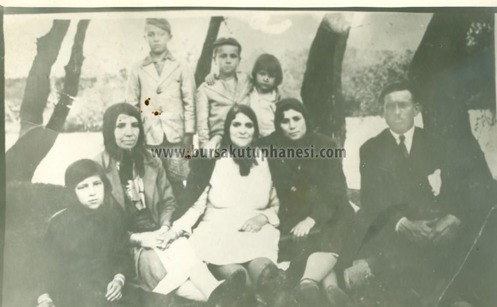 Atiye-Gulecman-cocuklari-ve-arkadaslari-ile-birlikte-1930lu-yillar