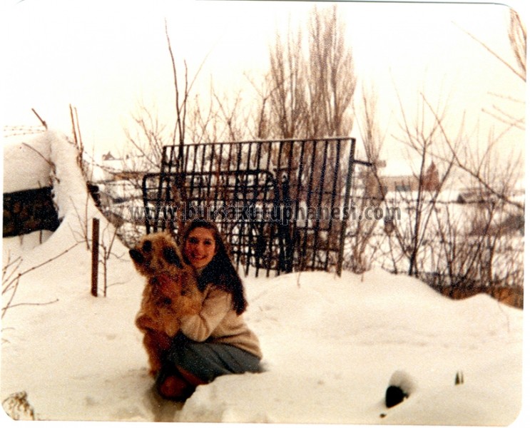 Esin-Gubuz-Uras-Mollaaraptaki-evlerinin-bahcesinde-1983