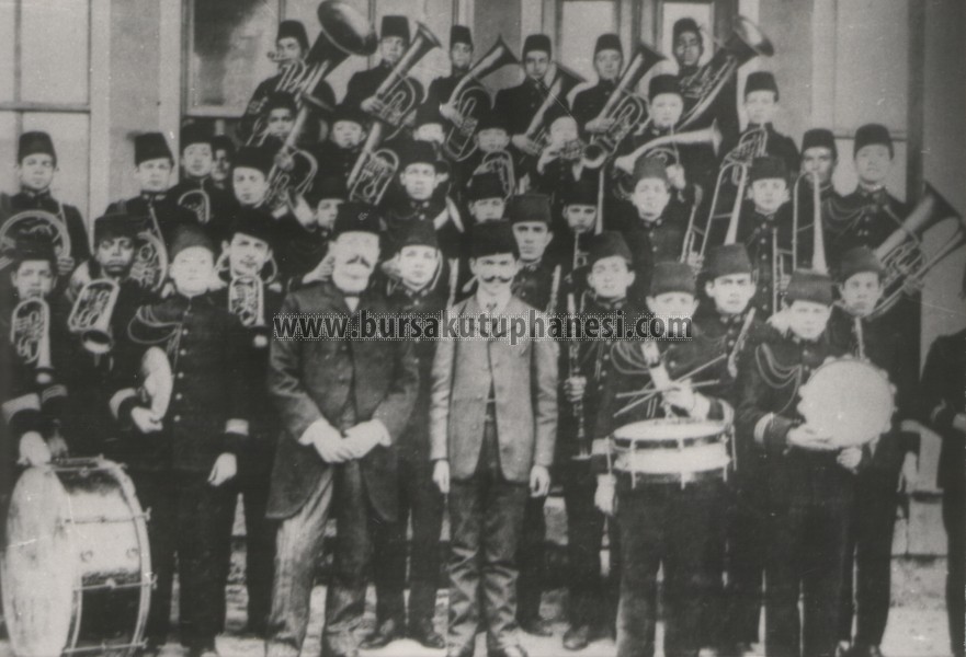 Mektepli bandosu.