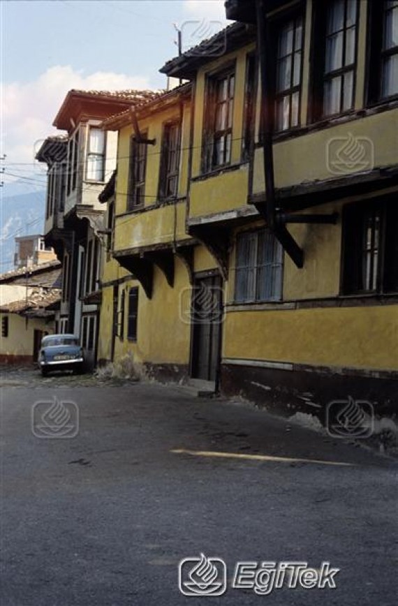 eski bir sokak görünümü ve araba,1983