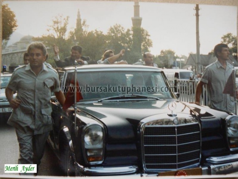 Turgut Özal resmi aracı ile Ulucami önünden geçerken eşi Semra Özal ile halkı selamlıyor