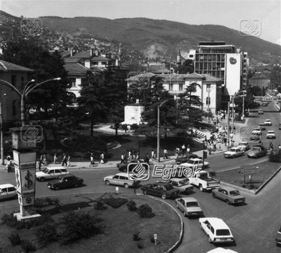 Hükümet Meydanı, 1983