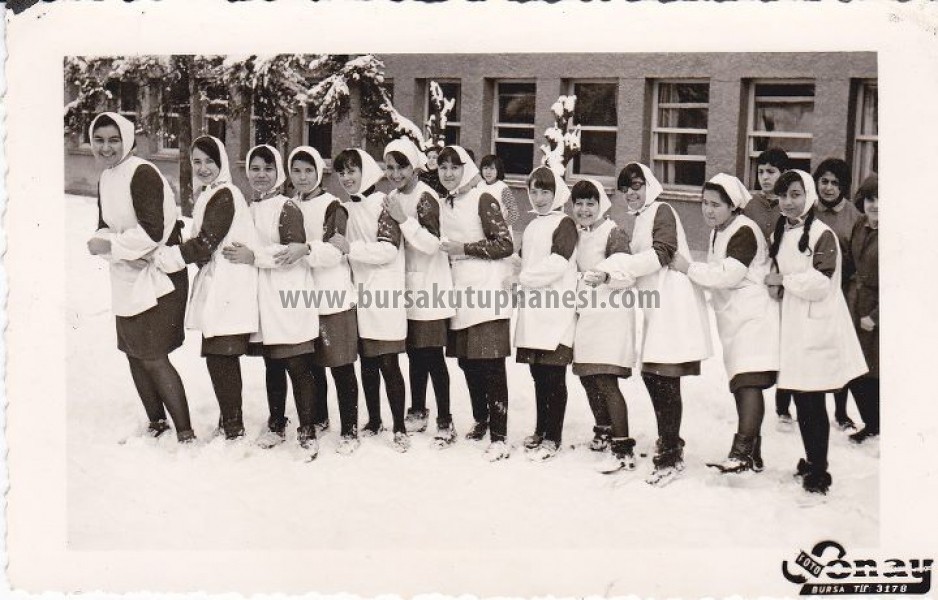 1966 yılında Necati Bey Kız Enstitüsü bahçesinde, sevgi şe